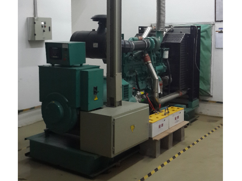 資陽家樂福一臺500KW康明斯機房現(xiàn)場