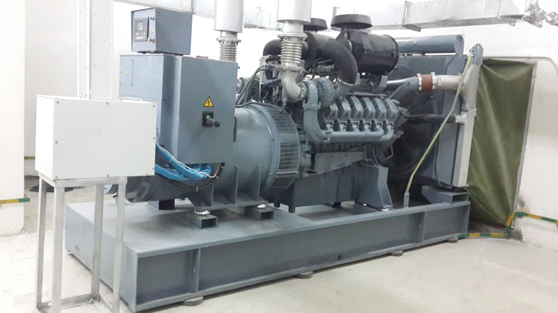 新都區(qū)文廣中心一臺(tái)800KW德國曼機(jī)房現(xiàn)場(chǎng)